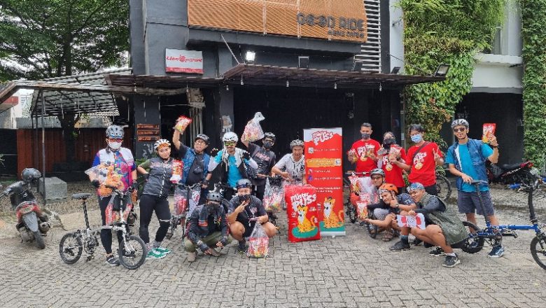 Mister Puss Gandeng Gerakan KeBIKEan Adakan Kegiatan Street Feeding Sambil Bersepeda