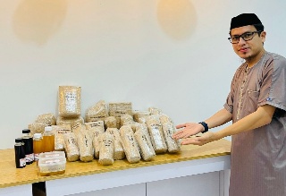 Ustadz Ibnu Asyir Jalankan Bisnis Madu Hutan