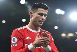 Ronaldo Donasikan Aksi Lelang Jersey untuk Korban Gunung Berapi