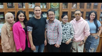 Ressa Herlambang, Kiki kanoe Bersama Dua Penyanyi Cantik Lakukan Perawatan Klinik Bedah Plastik Queen